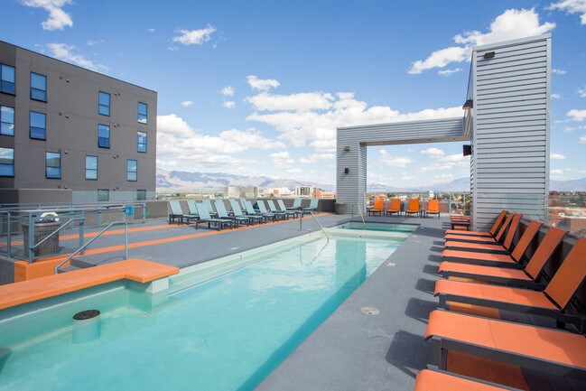 Sol Y Luna Student Housing near U of A Tucson, AZ