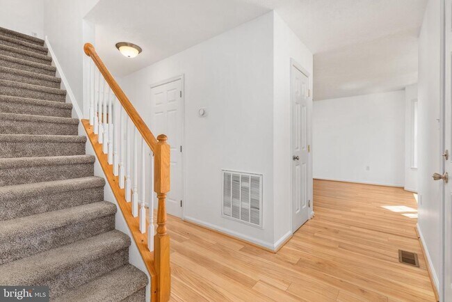 Building Photo - 395 Stonewall St