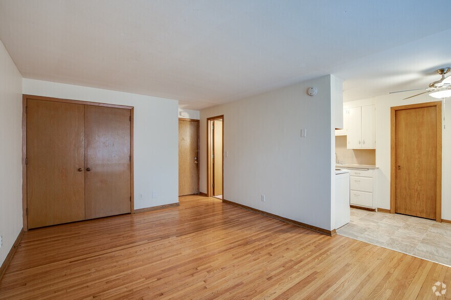 Studio - 350SF - 2709 Park Ave S