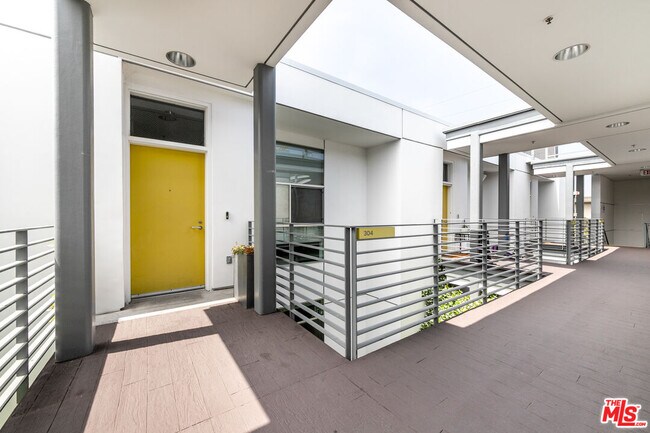 Building Photo - 3119 Vía Dolce