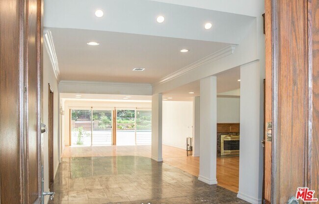 Building Photo - 12694 Montana Ave