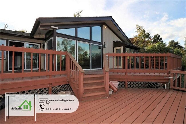 Building Photo - 875 Lakeview Dr