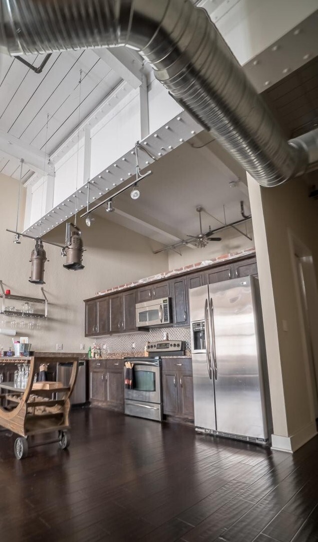 Building Photo - Beautiful 2 bedroom/2 bathroom loft with exposed brick, steel beams and hand scrapped wood floors.