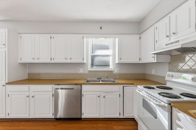 Building Photo - Quiet Cul-de-Sac Home with Bonus Room & Big Backyard!