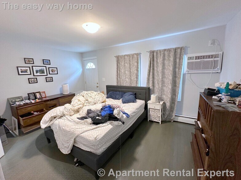 Building Photo - 164 Charles St