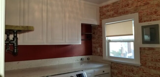 Building Photo - 320 S School St