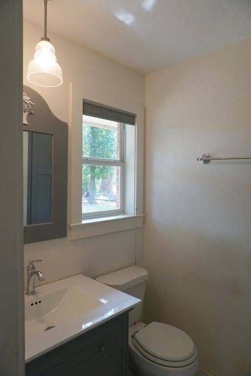 Building Photo - 210 Baber St