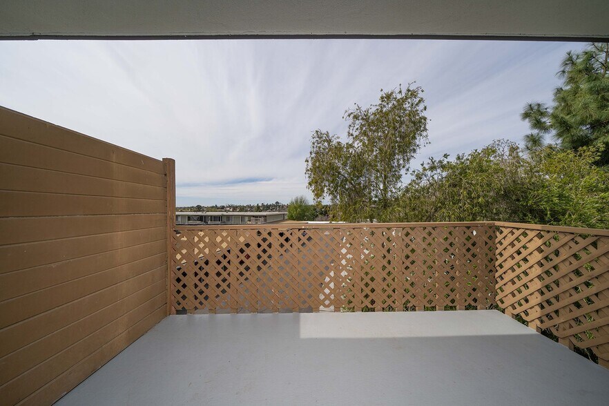 Building Photo - 1125 Meadow Lake Dr