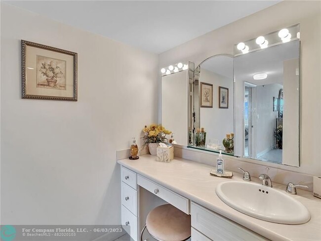 Building Photo - 1150 Hillsboro Mile-