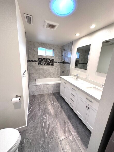 Building Photo - 714 N 179th St