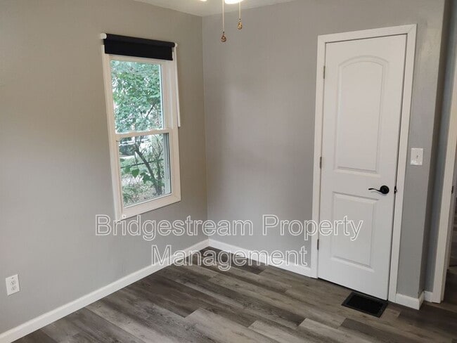 Building Photo - 539 W Stewart St
