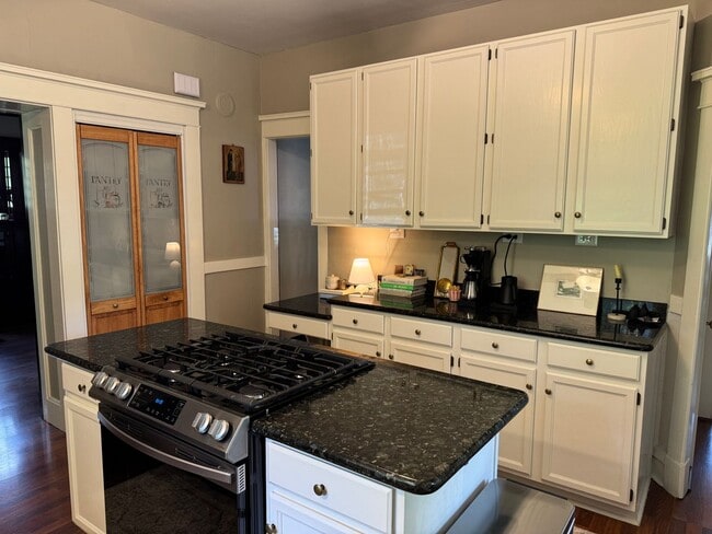 Building Photo - Beautiful Classic 4+ Bedroom 3,800 Sq. Ft....
