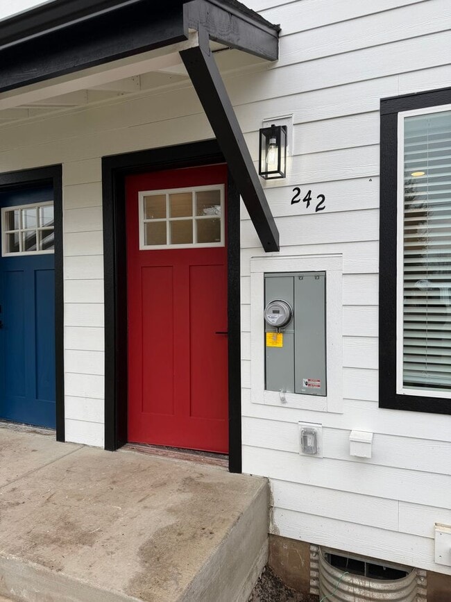 Building Photo - Brand new 3 bedroom 3 full bath townhouse in Thurston! $1,000 OFF YOUR FIRST MONTH'S RENT!