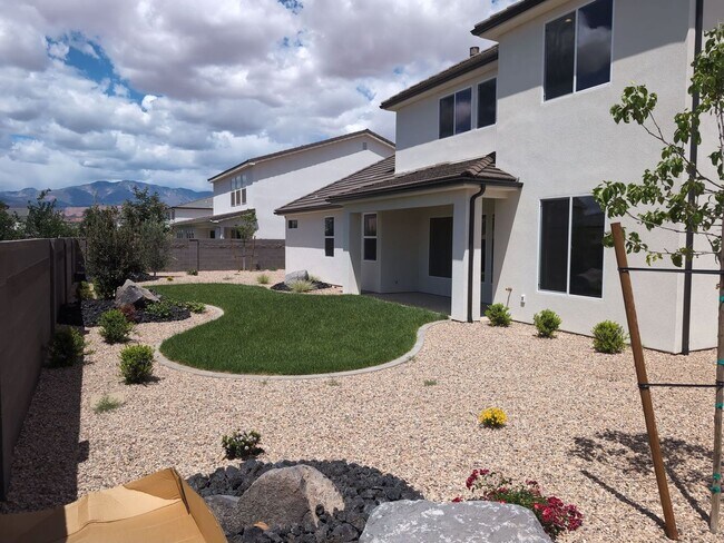 Building Photo - Newly Built, 5 Bedroom, 4 Bathroom Home in...