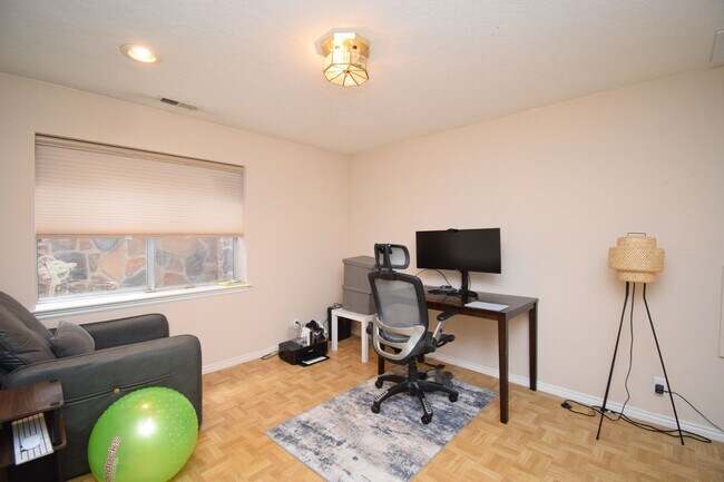 Building Photo - Bright Holladay 4 Bed Home – High Ceilings in Prime Location!!