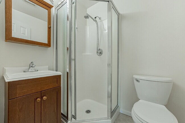 Building Photo - Super cute 2 bedroom, 1 3/4 bathrooms, Ful...