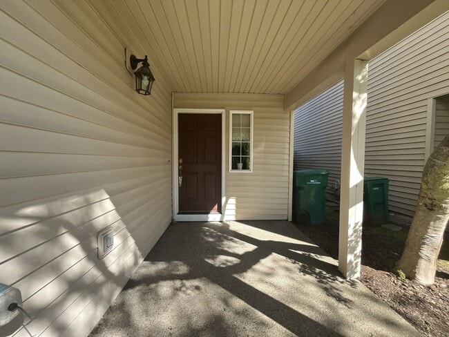 Building Photo - Spacious 3 Bedroom Home with Open Layout, Vaulted Bedrooms & Trail Access