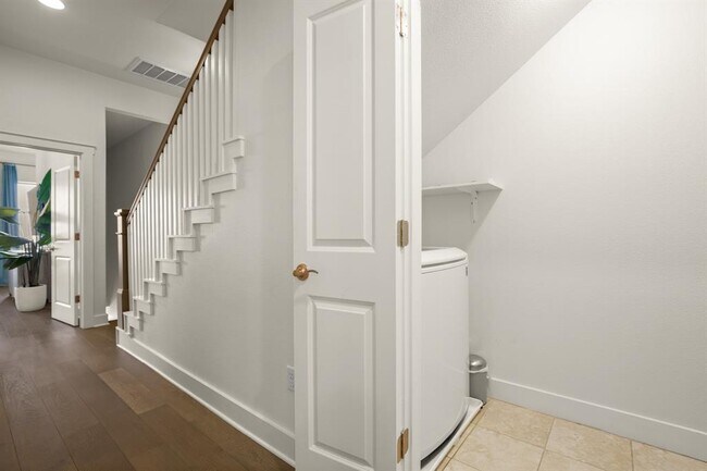 Building Photo - 2520 Bluebonnet Ln