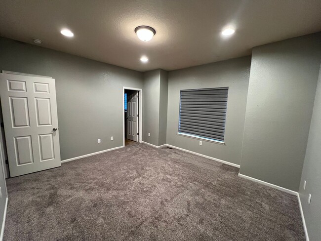 Building Photo - Spacious 2 bedroom townhome with attached ...