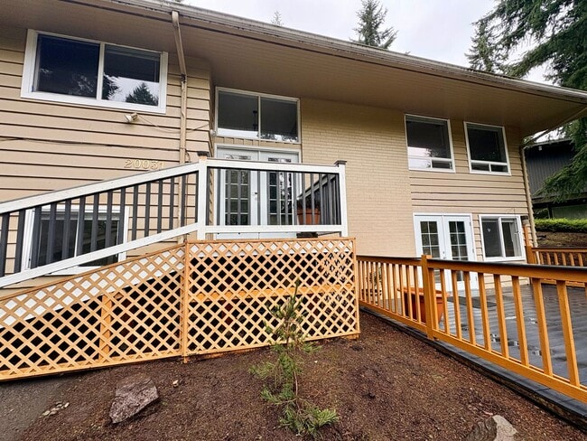 Building Photo - Sooooo Much Space! Beautifully remodeled Shoreline home!