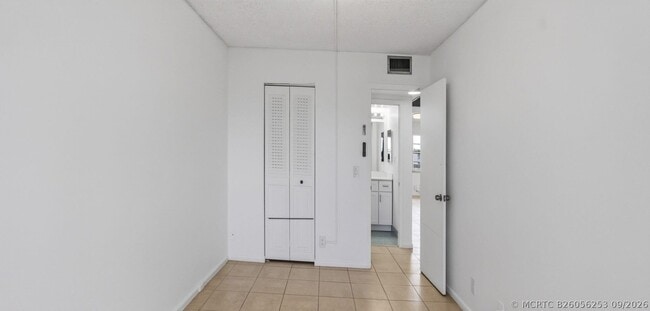 Building Photo - 4028 Hythe B