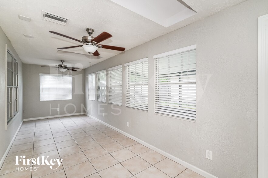Building Photo - 7027 Silvermill Dr
