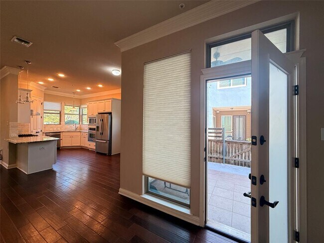 Building Photo - 2021 Simond Ave