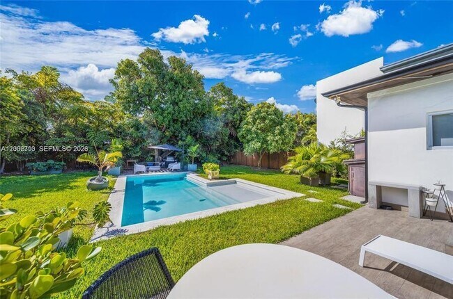 Building Photo - 3531 SW 1st Ave