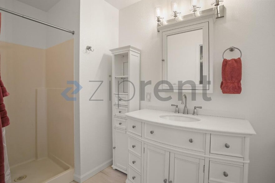 Building Photo - 44606 Silver Spur Trail