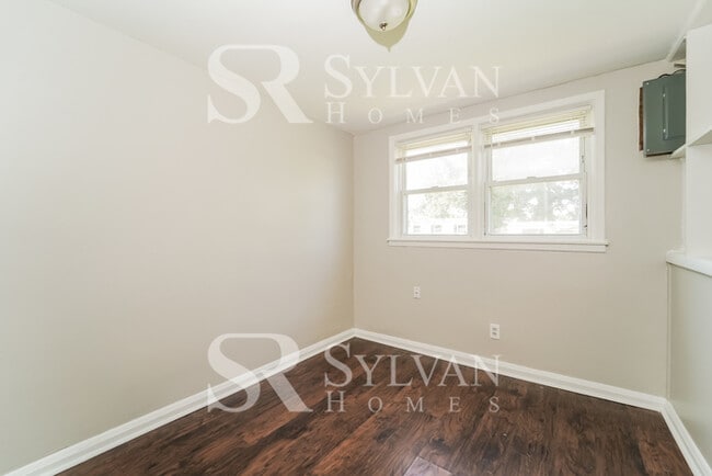 Building Photo - The living is easy in this 3 bedroom, 1 ba...