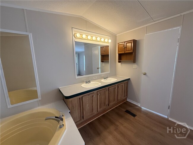 Building Photo - 844 Log Landing Rd