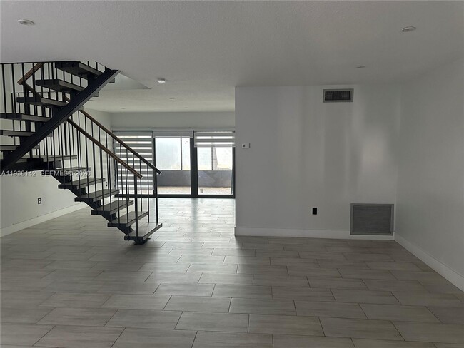 Building Photo - 6526 Kendale Lakes Dr