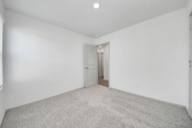 Building Photo - 1027 Bluegill Ln