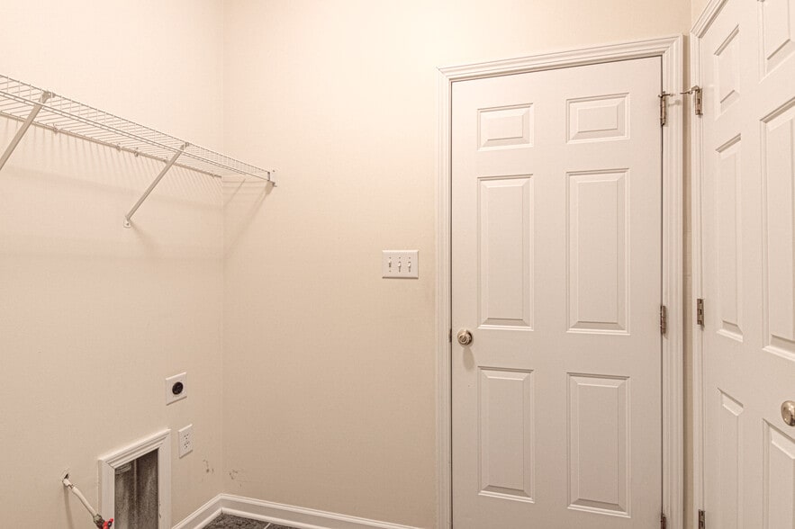 Laundry area - 6524 Overland Park Dr