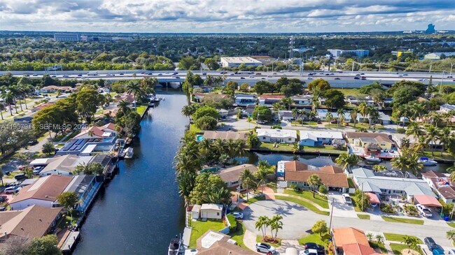 Building Photo - 1600 N 28th Ct