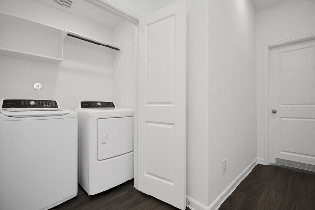 Building Photo - 15819 Kinlough Dr