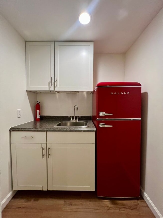 Building Photo - Cozy 1 bedroom with Kitchenette available now! - $1,700/mo