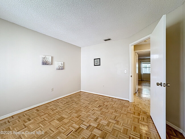 Building Photo - 3033 Dunhill Dr