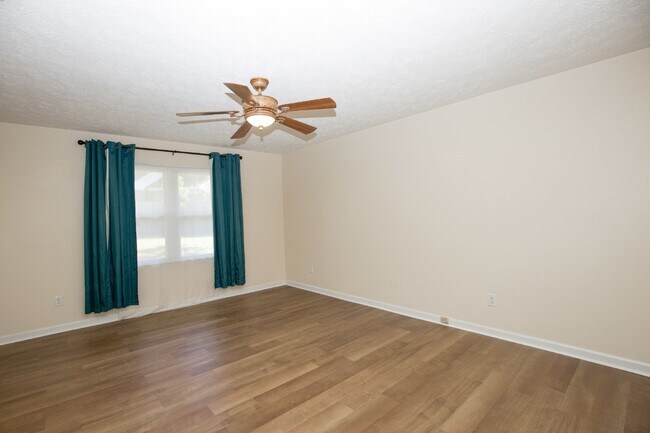 Building Photo - 330 Conifer Dr