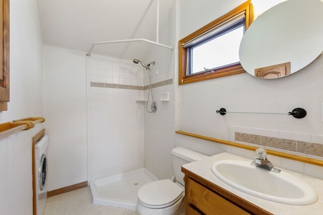 Building Photo - 1 bedroom, 1 bathroom apartment.