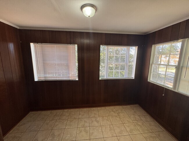 Building Photo - 111 E Screven St