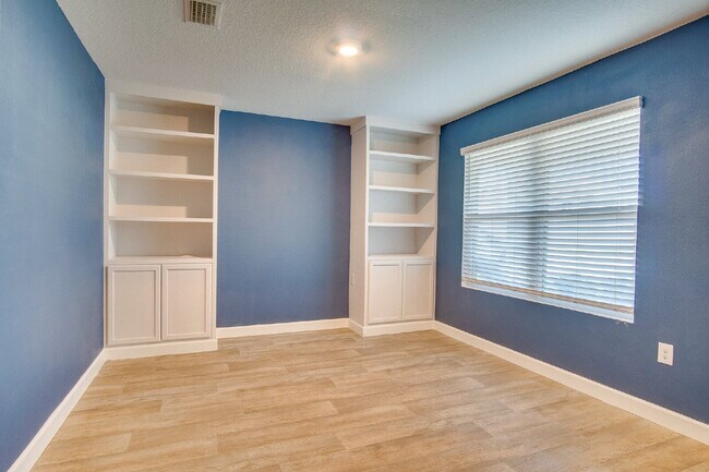 Building Photo - Spacious 5BR Near NAS – Military Half Deposit & $500 Off First Month!