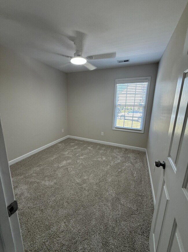 Building Photo - 305 Sugar Maple Ave
