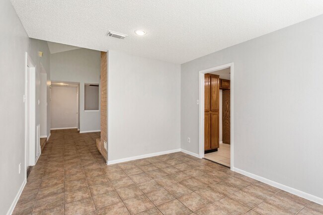 Building Photo - 2015 Braesmeadow Ln