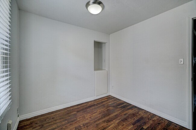 Building Photo - 712 Dakota St