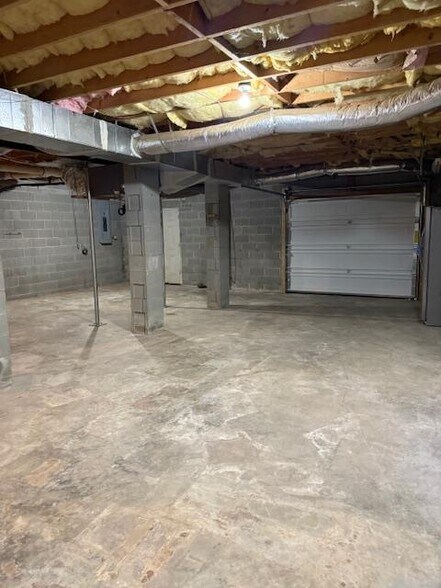 Building Photo - 850 Lakeview Dr