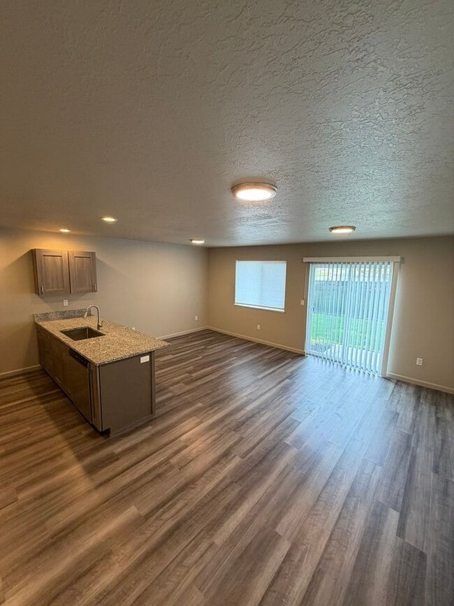 Building Photo - **MOVE IN SPECIAL!** 3 Bedroom Duplex Close to Shopping and Schools!