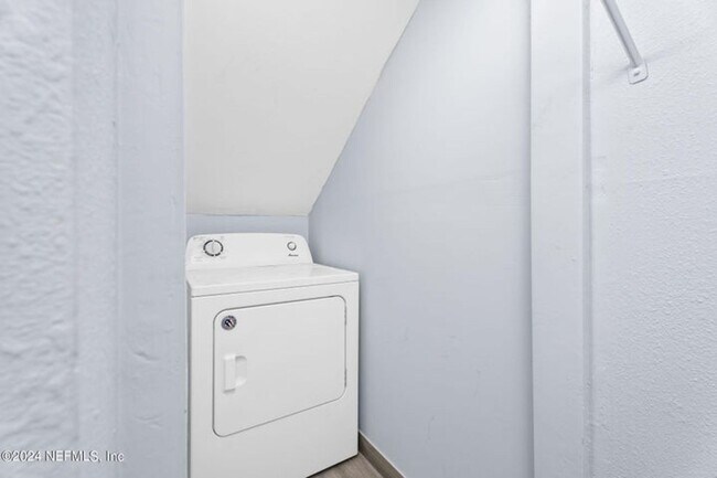 Building Photo - 3870 Mission Dr