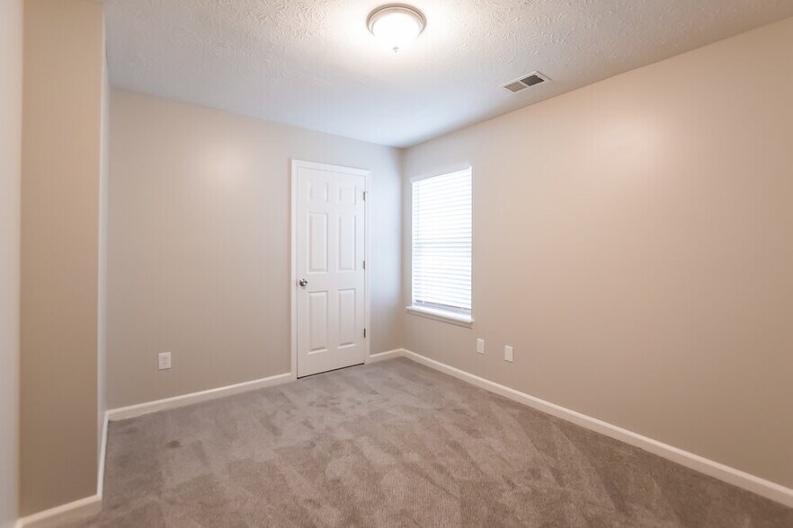 Building Photo - 4801 Lake Park Terrace