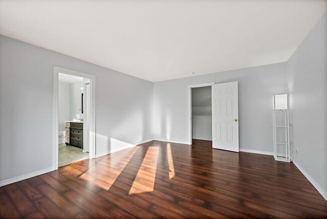 Building Photo - Modern 4-Bedroom Home with 5-Piece Primary...